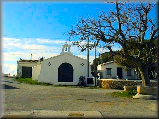 La ermita de Sa Farola, se encuentra detras del Faro de de entrada al Puerto de Ciudadela, en la otra banda del Castllo de SanT Nicolau y en el camino por la costa a Calan Blanes y los Delfines