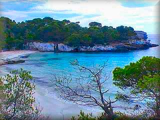 Macarella, es una de las playas elejidas, es junto con, Trebaluger en el sur y Alagallarens y pregonda en el norte son las playas virgenes mas cuidadas y bonitas de Menorca