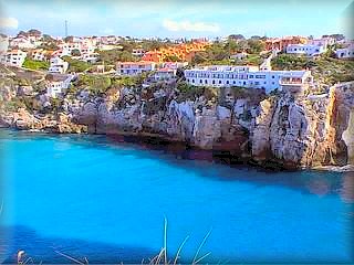 La urbanizacion de Calan porter esta cosntruida toda sobre uno solo de los lados del acantilado y es una de las mas grandes areas turisticas de Menorca