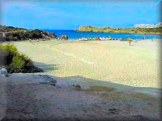 La playa del  arenal de son Parc es el contacto con el mar de los grandes medanos de arena que hay por la zona, la playa esta entre la urbanizacion de Son Parc y el campo de Golf, el unico en Menorca