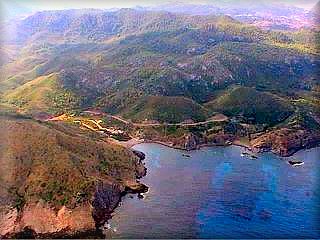 Desde Ets Alocs parte el sendero a Cala Pilar, la vista aerea muestra la cala de Ets Alocs y el principio del sendero