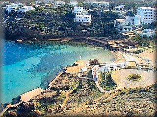 La urbanizacion de Cala Morell y su pequeña playa muestra al desnudo las dos eras geologicas de Menorca