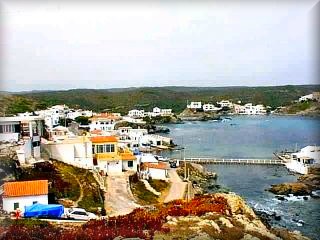 L'abitato di La Mesquida con vista sulla spiaggia e sul Bunker è un insieme di case sulle pendici delle rocce, che forma un paesaggio accogliente come la sua gente