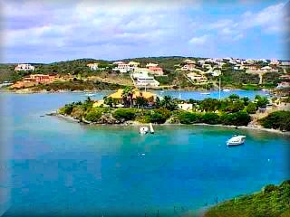 Cala Llonga è la più grande delle urbanizzazioni di nuova costruzione di Mahón, e sicuramente di Menorca, con la costruzione di case e chalet più grandi e di maggior lusso dell'isola