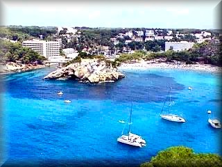 Cala Santa Galdana has several viewpoints of the beach from different spots, each more spectacular than the last; it is the beach with the best views in all of Menorca