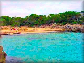 Unberührter Strand von Talaier. Wie bei fast allen unberührten Stränden gibt es hinter dem feinen, weichen Sandstrand ein Waldgebiet. Auf der linken Seite gibt es etwas mehr Felsen, und im Sommer ist er recht gut besucht.