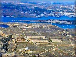 Vista aerea de La Mola de Maó, bunker all'ingresso del Porto di Mahón, base militare oggi museo all'aperto