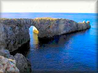 vista dell'area vergine di Pont d`en Gil (ponte di Gil) arco di pietra creato dall'erosione del mare sulle rocce della costa più a ovest di Menorca